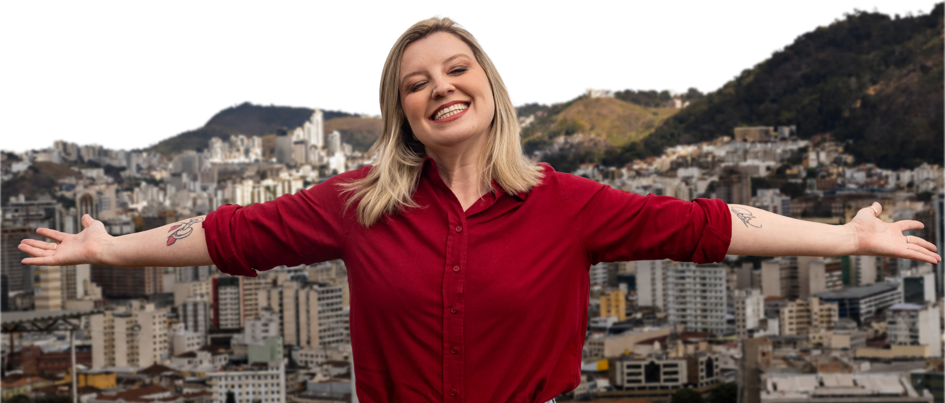 Laiz Perrut diante das montanhas de Juiz de Fora